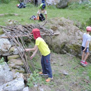 gita in giornata primavera educazione ambientale attività in natura capanne gioco di gruppo